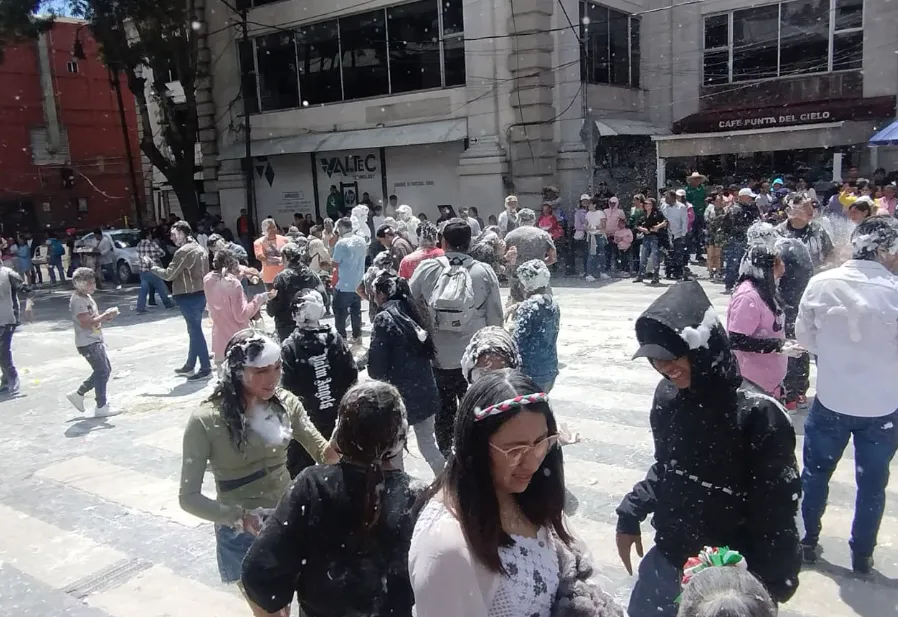Prohibición de venta de espuma es ignorada en Toluca