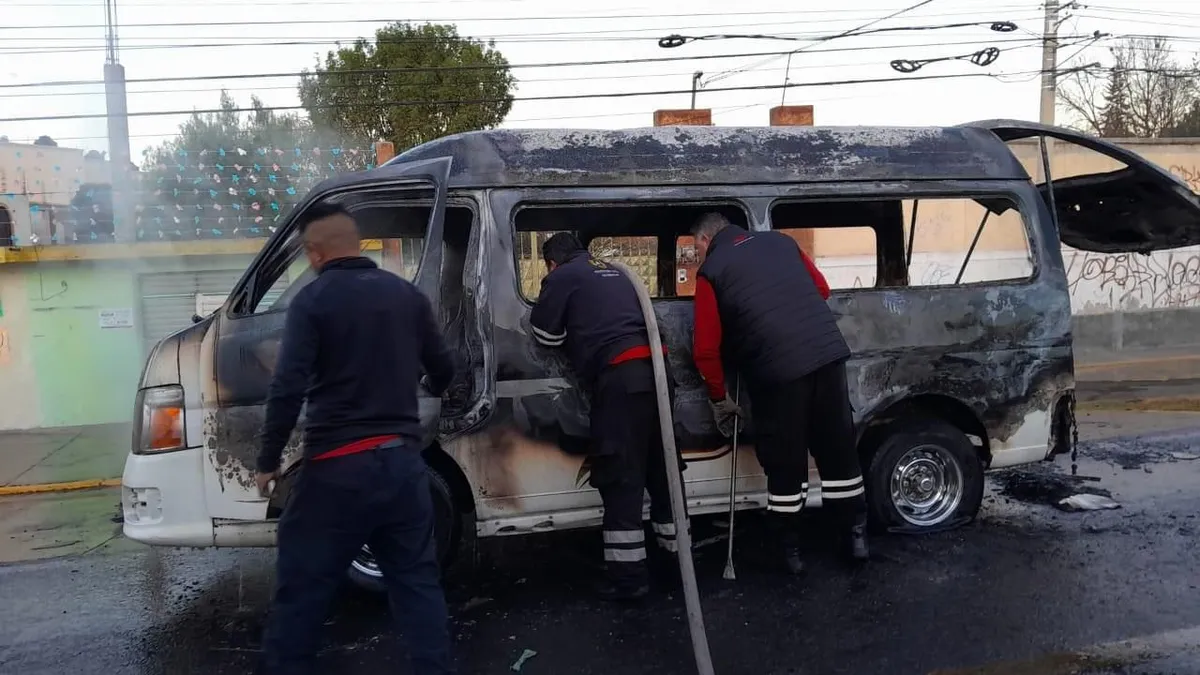 Teotihuacán: Combi se incendia tras registrarse un corto circuito