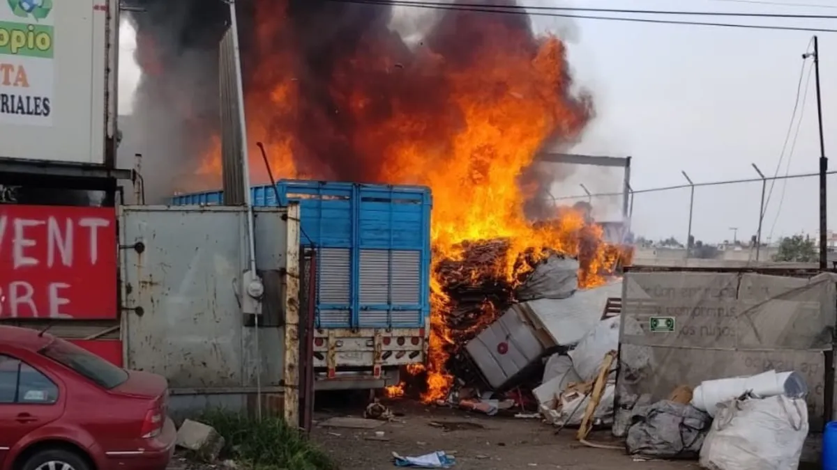 Toluca: Se registra incendio en una bodega de reciclaje sobre Boulevard Aeropuerto