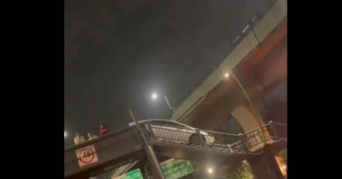 Cruza Periférico Norte por puente peatonal con todo y ¡CARRO!