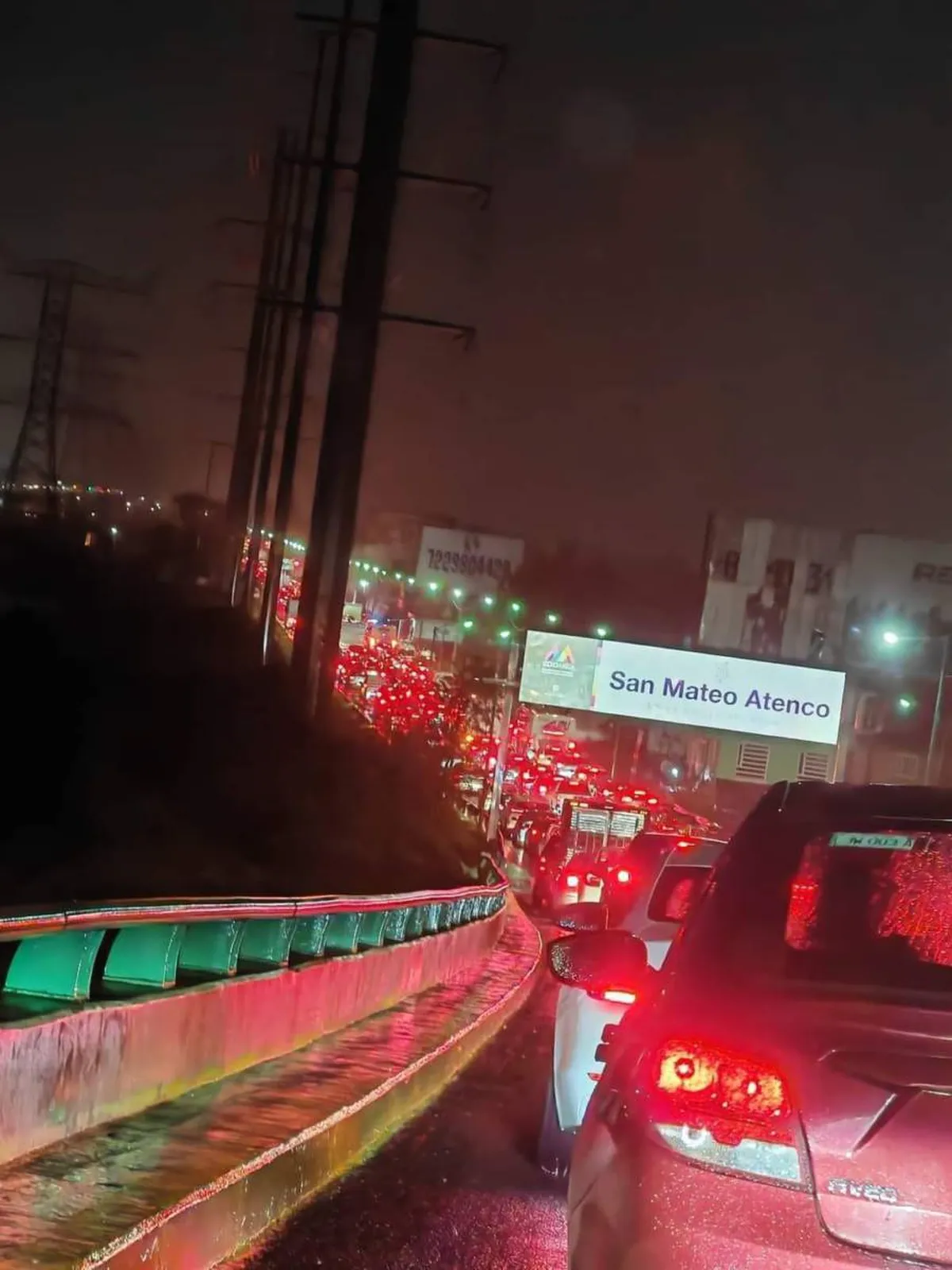 Toluca: Inundaciones en Paseo Tollocan y Avenida Las Torres a la altura de San Mateo