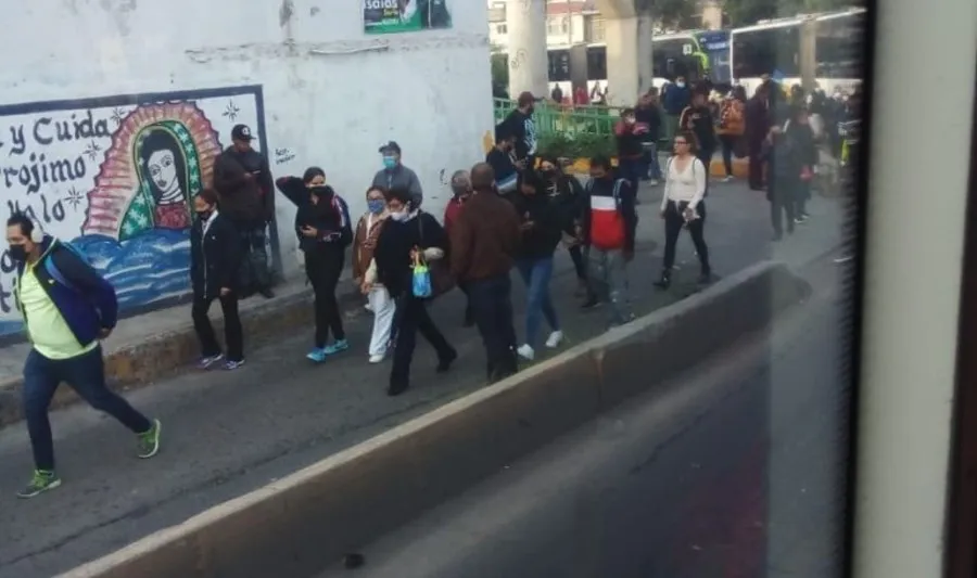 Video: Motociclista invade carril confinado y lo arrolla el Mexibús, en Ecatepec