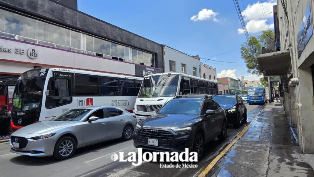 ​La ley del más fuerte en el transporte en el Centro Histórico de Toluca
