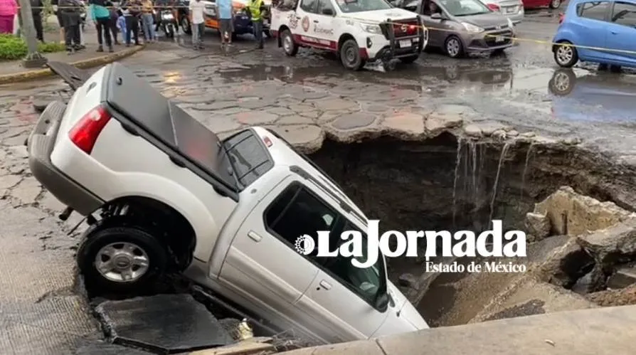 Ecatepec: cae camioneta a socavón