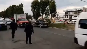 Vecinos de Chalco piden reparación de puente peatonal; hacen bloqueo