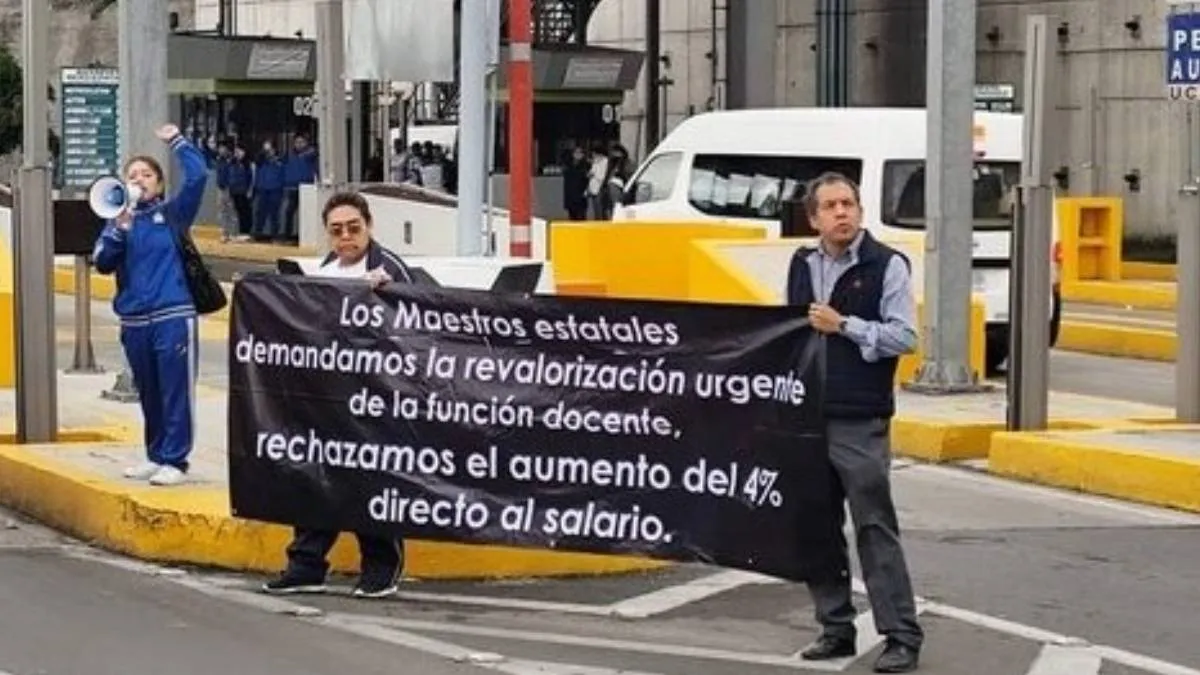 Maestros del Estado de México protestan en caseta de San Cristóbal por aumento salarial