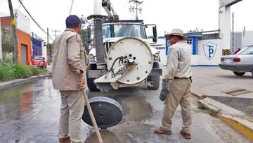 Dependencias de gobierno de Tlalnepantla limpian cauces y ríos para frenar inundaciones