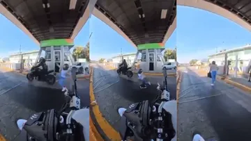 [VIDEO] Por evadir caseta del Circuito Exterior Mexiquense, motociclista tira a su acompañante