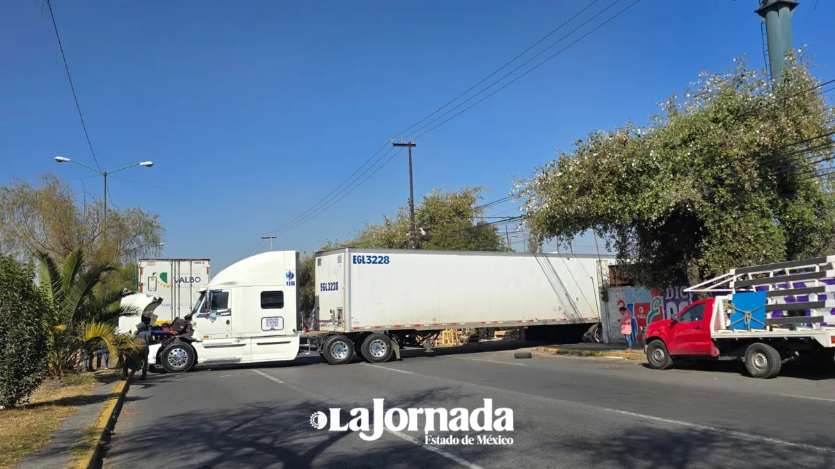Se recomienda evitar la zona y tomar rutas alternas como Paseo Tollocan o Avenida Las Torres, mientras se resuelve la situación.