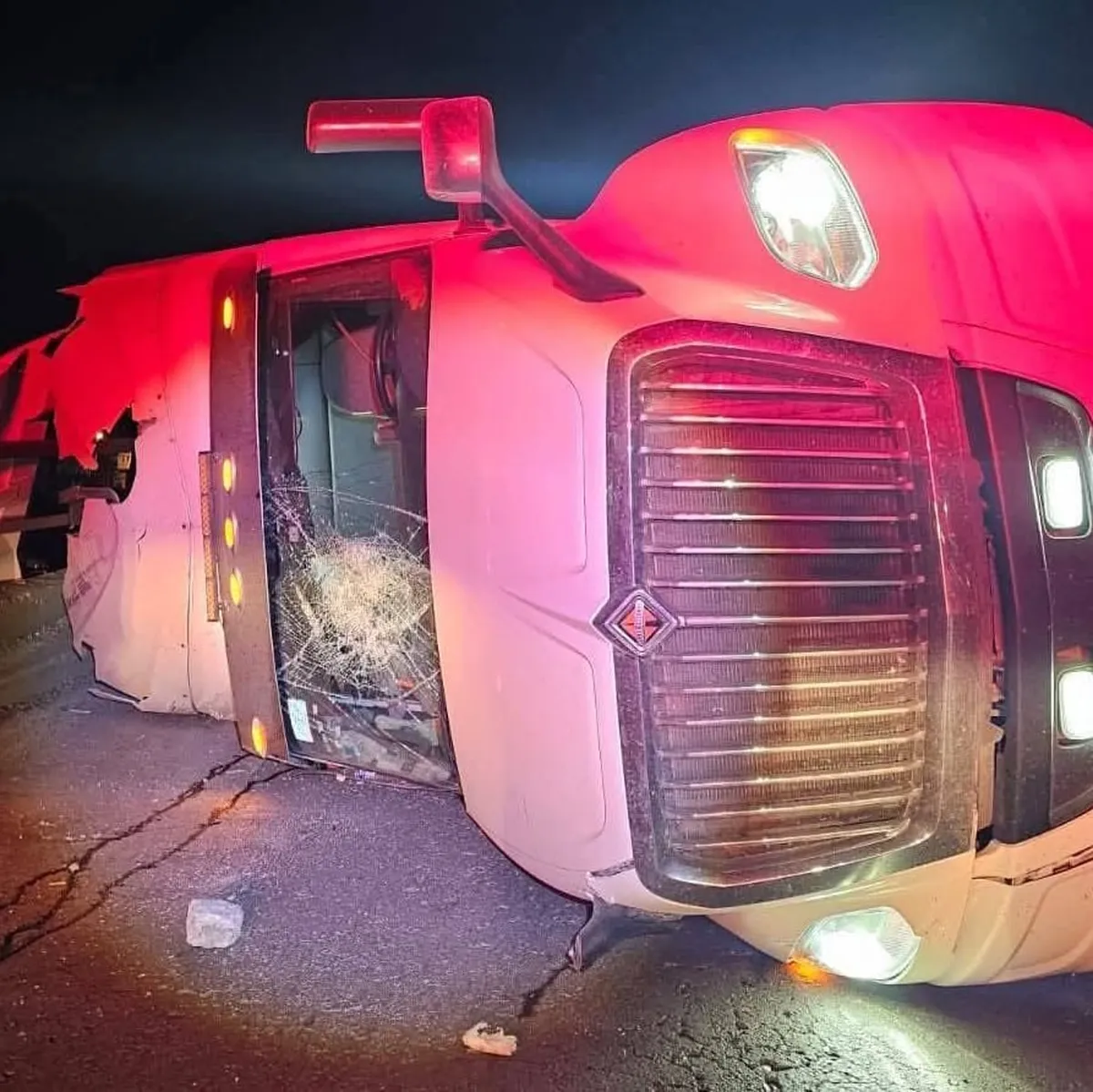 [VIDEO] Volcadura de tráiler provoca afectaciones viales en la Toluca-Atlacomulco