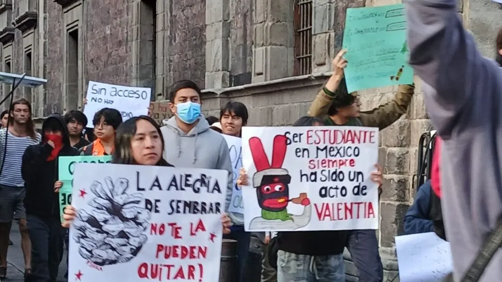 Estudiantes de Chapingo van a Palacio Nacional y piden a Sheinbaum intervenir por Zoquiapan