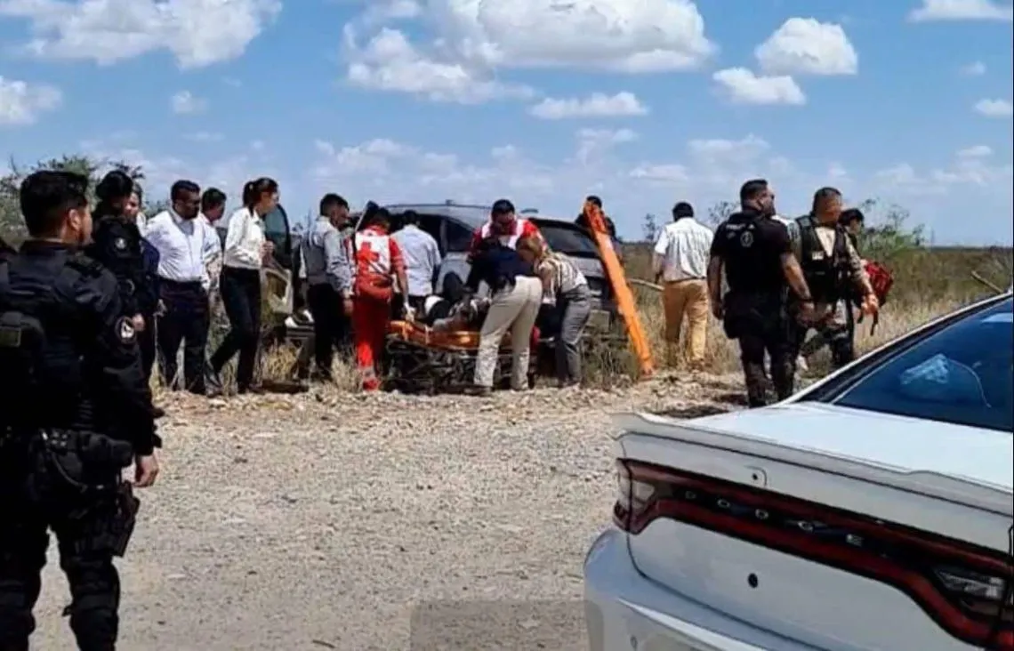 Se accidenta equipo de Claudia Sheinbaum, ella ayuda