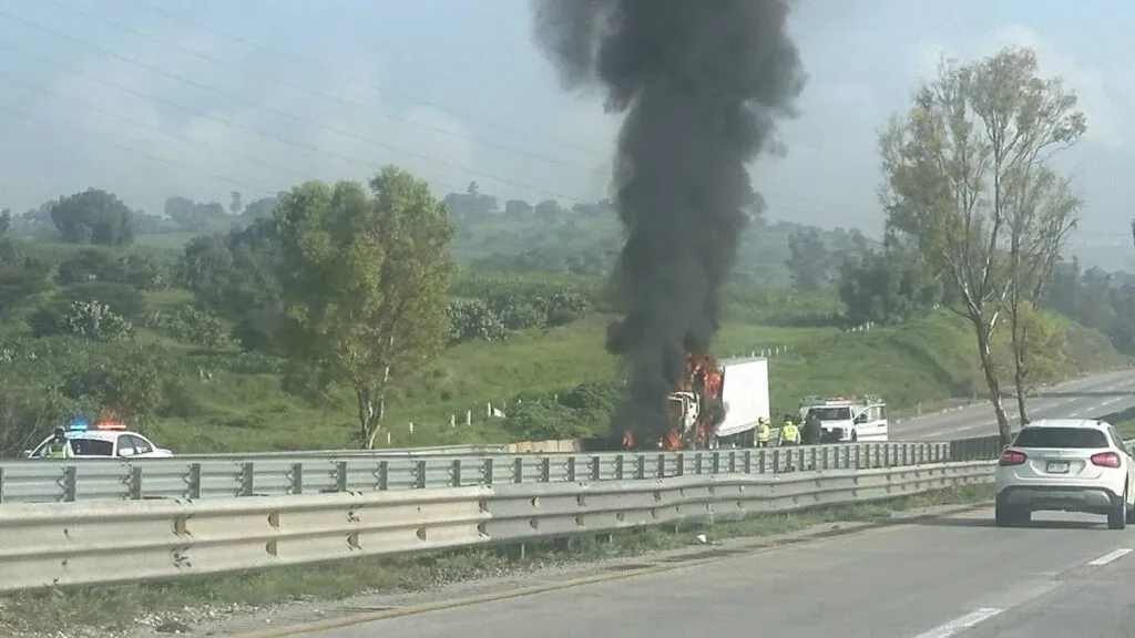 Se incendia tráiler en la México Querétaro