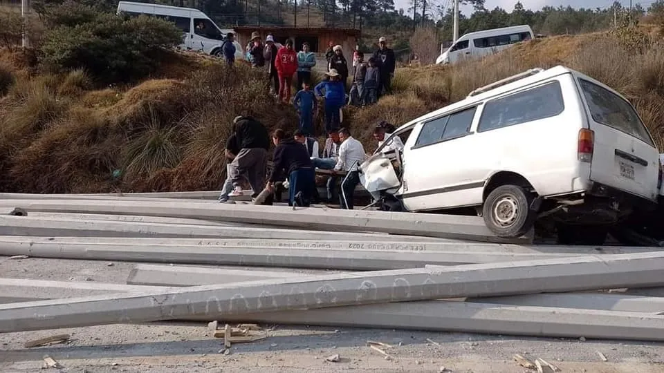 Trailer que transportaba postes de concreto vuelca en la Toluca-Naucalpan