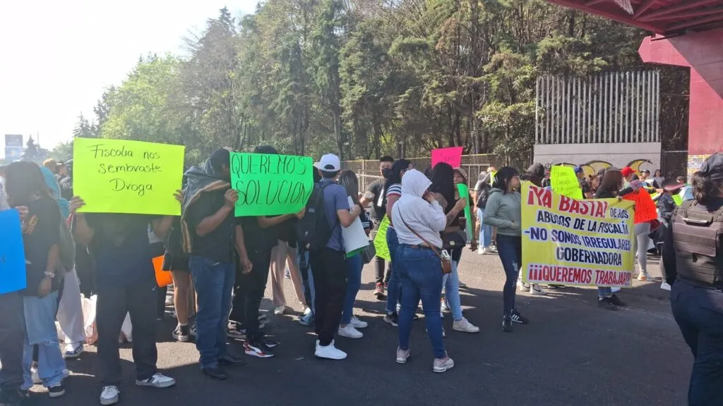 Trabajadores de bares retiran bloqueo de Periférico rumbo a CDMX