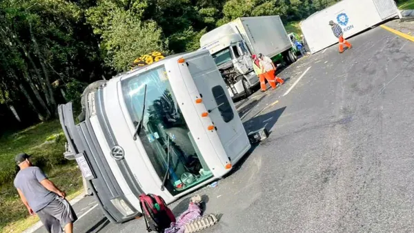 Vuelcan tráileres en la autopista Maravatío–Atlacomulco