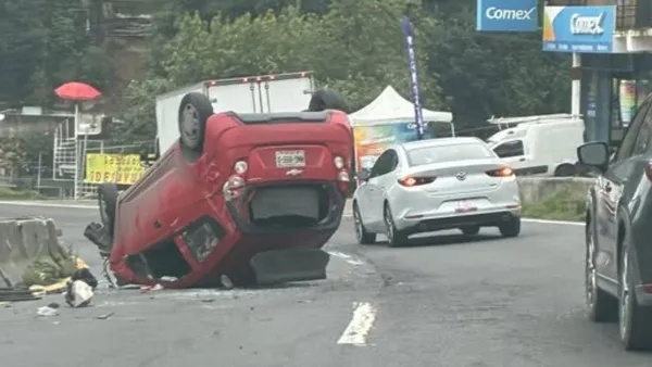 Vuelca auto en la México-Toluca