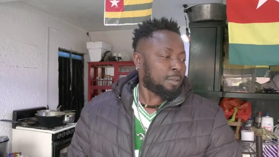 Valle de Chalco: artista africano ayuda a los migrantes