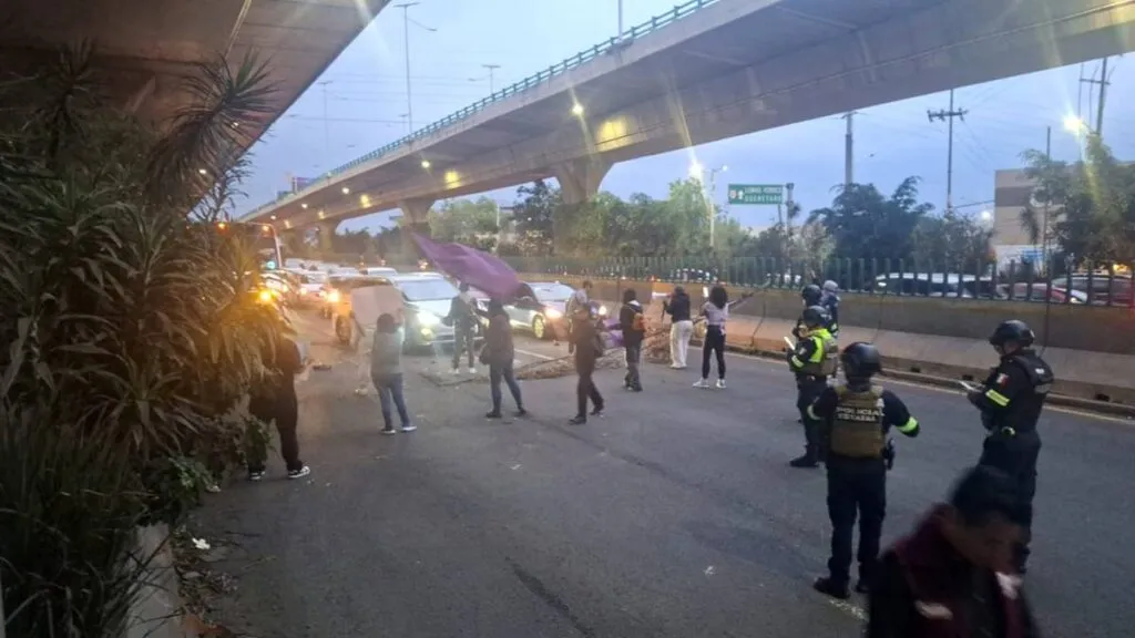 Naucalpan: Bloqueo en Periférico por desaparición de Kimberly
