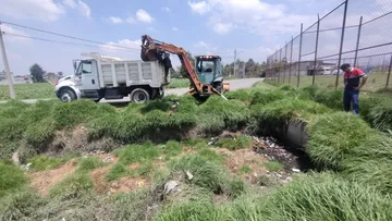 Continúa la limpieza en bordos y canales de Toluca para prevenir inundaciones