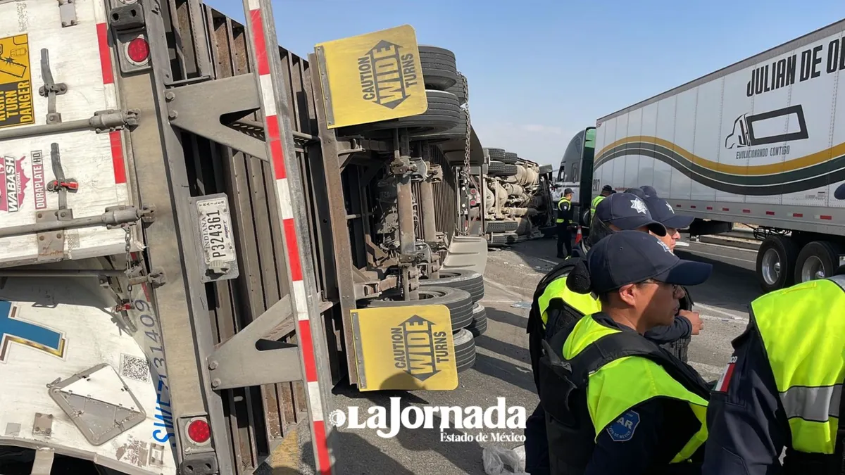 Video: Vuelca tráiler cargado de llantas en el Libramiento Bicentenario