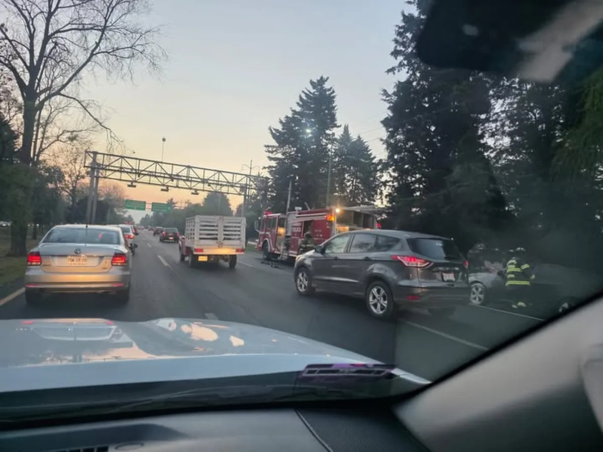 Se incendia vehículo en Paseo Tollocan y genera tráfico hacia CDMX