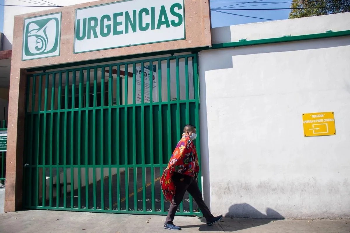 La adolescente fue trasladada desde su comunidad hasta la capital del estado, donde permaneció hospitalizada en el Hospital General de Zona No. 1 del IMSS.