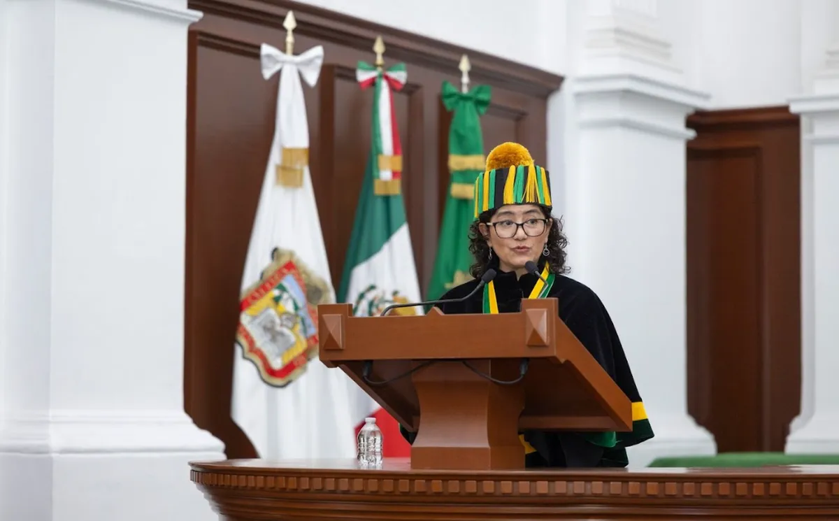 Primera rectora de la UAEMéx entregó grados académicos