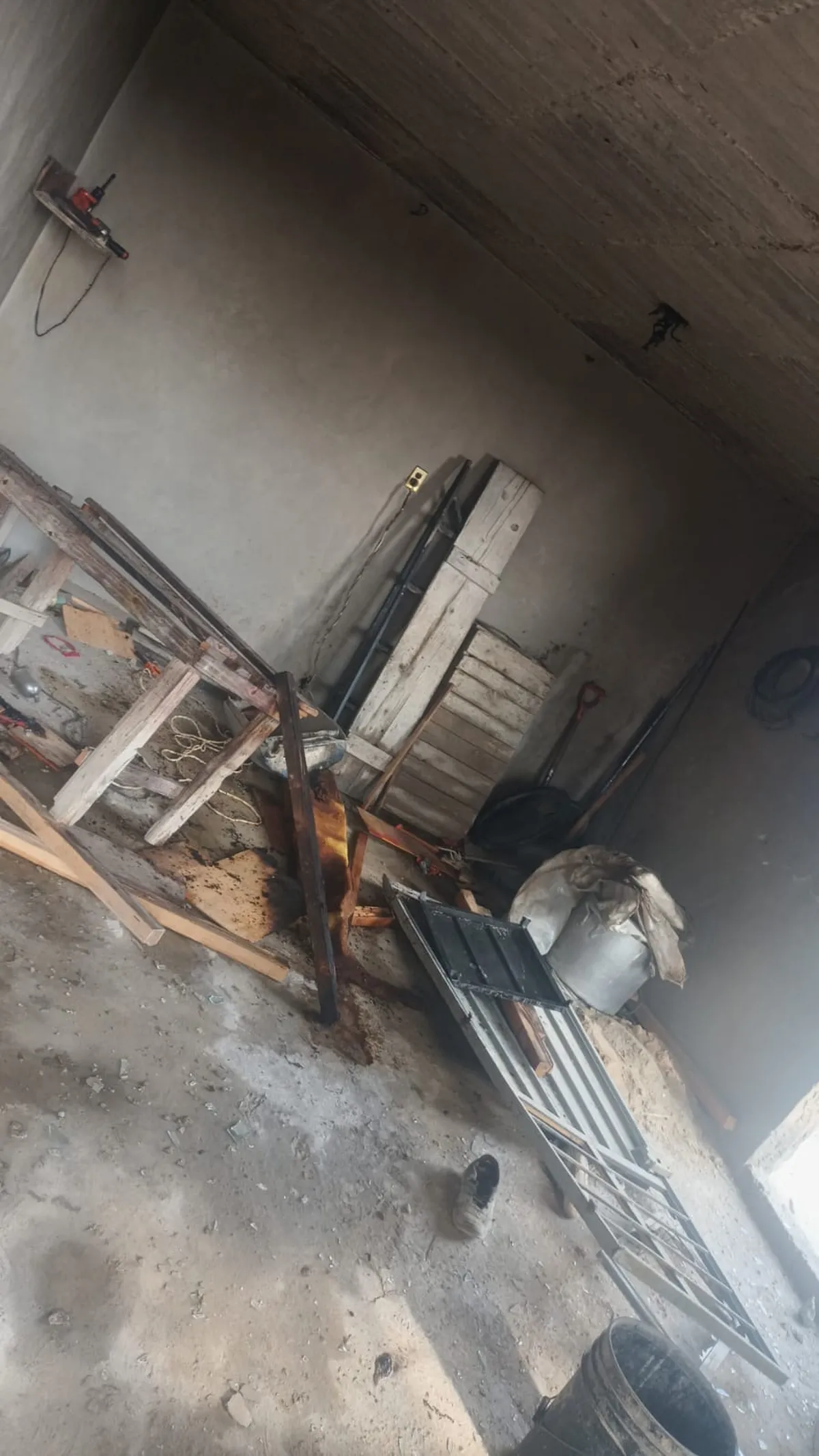 Tanque de gas explota en vivienda; lesiona a adulto y a un canino