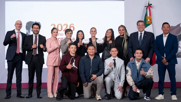 Guantes conmemorativos marcan el inicio del programa nacional Boxeando por la Paz.