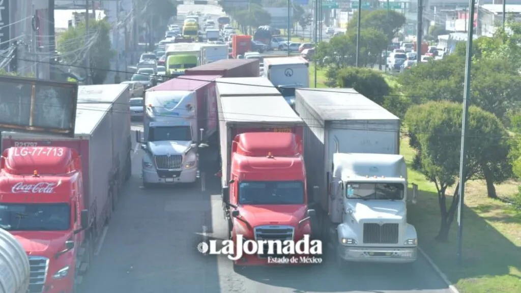 Alfredo del Mazo cerrada por postes derribados