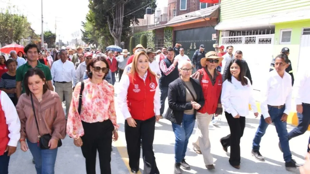 Aña Muñiz recorre calles recién pavimentadas en el Fraccionamiento Santa Elena