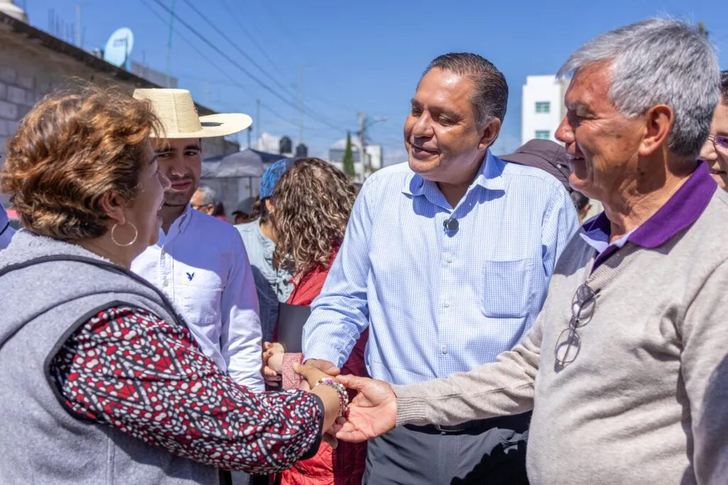 Supervisa Ricardo Moreno pavimentación de calles, con más de 55 años de espera