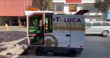 Tres máquinas recorren calles y avenidas de la capital mexiquense para retirar hojas, polvo, colillas y otros residuos sólidos, además de sanitizar el asfalto.