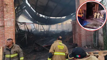 Bombero resulta herido durante incendio de fábrica en Teotihuacán