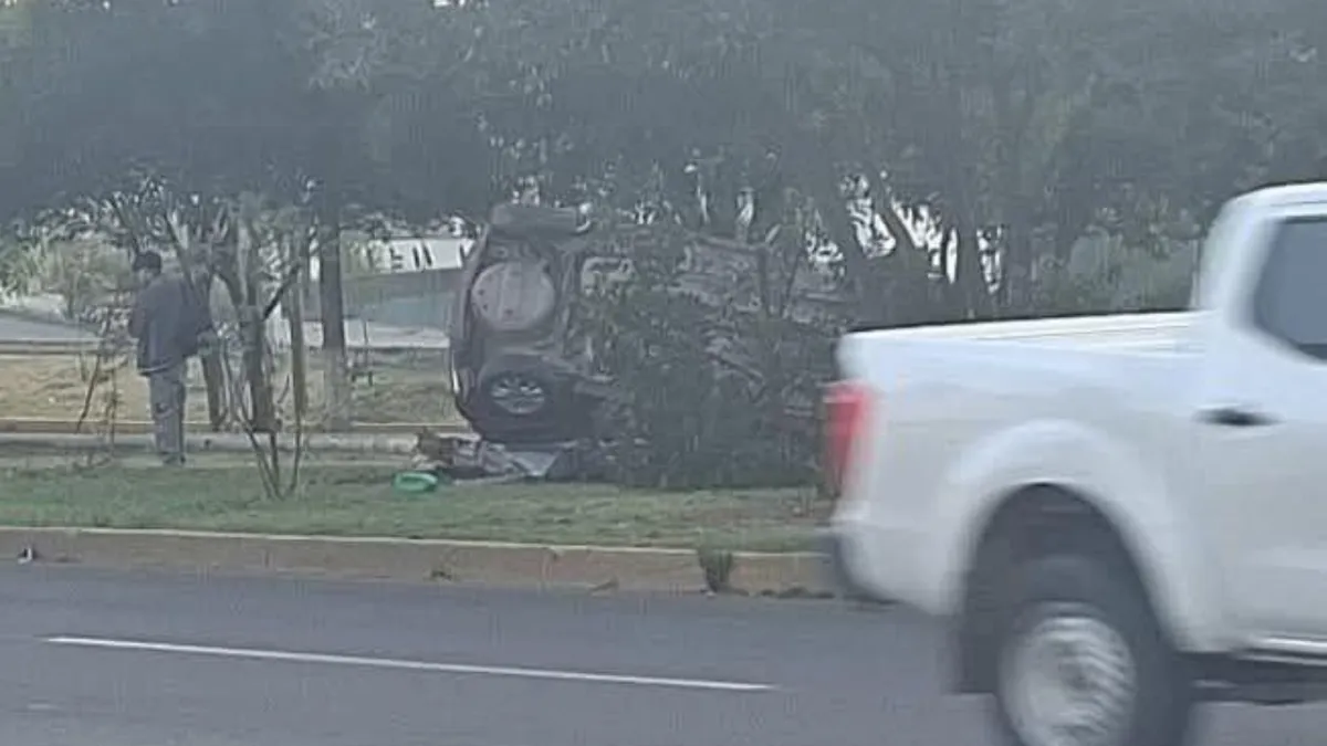 Vuelca automóvil cerca del hotel La Joya en Atlacomulco