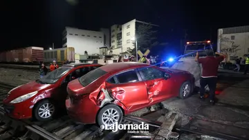 Video: Tren impacta dos vehículos en Toluca
