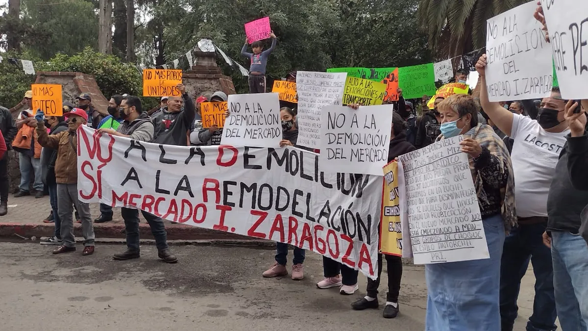 Comerciantes de Chimalhuacan protestan por prohibición de venta en inmediaciones del palacio