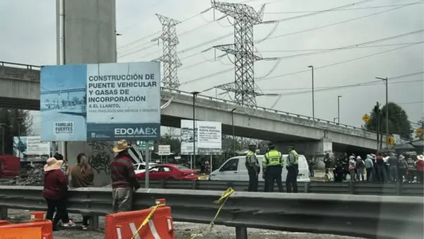 Manifestantes bloquean la México-Toluca, piden se atiendan inundaciones