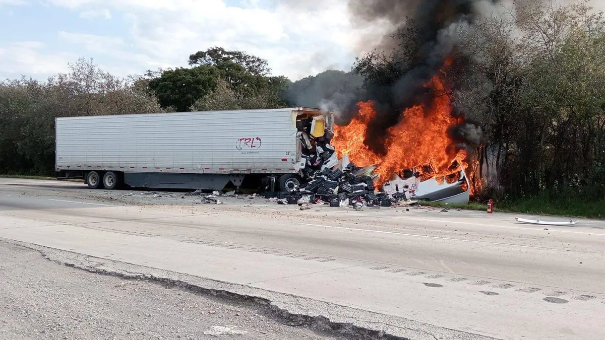 Un tráiler chocó y se incendió en el km 107 de la México Querétaro