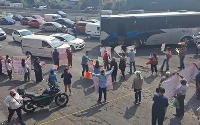 Naucalpan: Habitantes de Azcapotzalco bloquean Periférico a la altura de Parque Naucalli