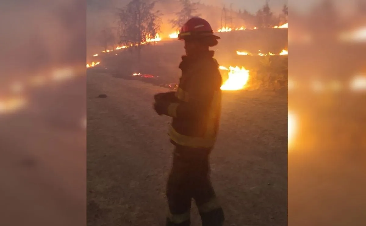 Combaten dos incendios de pastizal en Tlalnepantla durante la noche