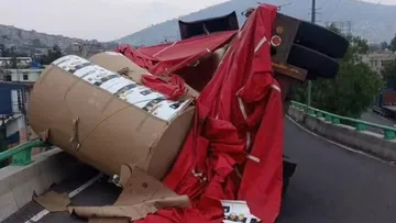 Volcadura de tráiler deja dos lesionados y cinco horas de tráfico en la México-Pachuca