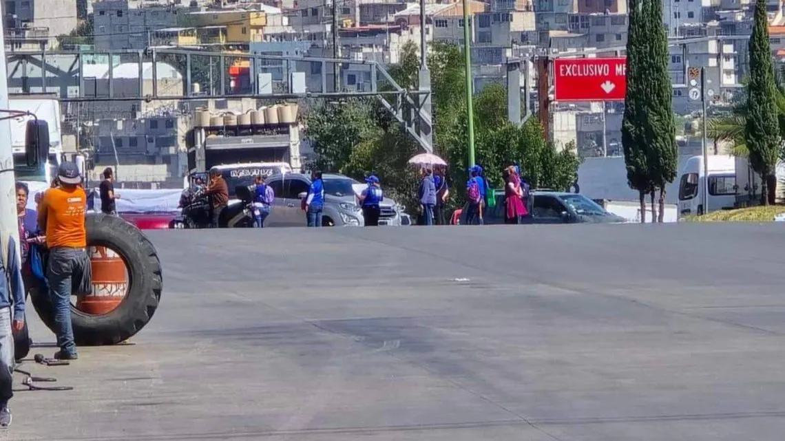 Tlalnepantla: Bloqueo en Gustavo Baz para exigir no más carpetas falsas en juicios