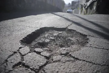 Toluca: Ciudadanos toman las calles para reparar baches ante la inacción
