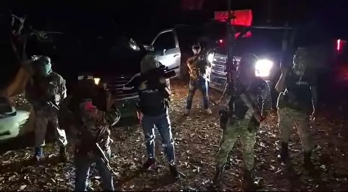"Este comunicado va para los municipios de Metepec, San Mateo Atenco, Chapultepec y Mexicaltzingo", dice un sujeto encapuchado durante el inicio del material. Foto: Captura Facebook