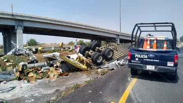 Rapiñan cerveza de tráiler volcado en el Circuito Exterior Mexiquense
