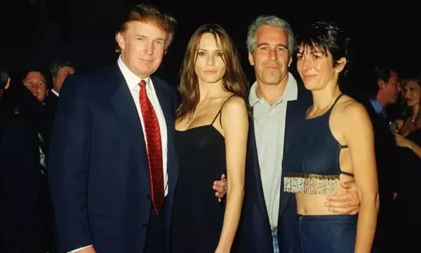 Donald Trump con su esposa Melania; Jeffrey Epstein y su supuesta novia Ghislaine Maxwell, quien fue condenada por presuntamente facilitar al depredaros sexual menores de edad.