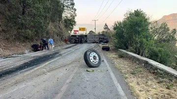 Sube a 18 muertos por camionazo en el paraje El Guarda de Guerrero