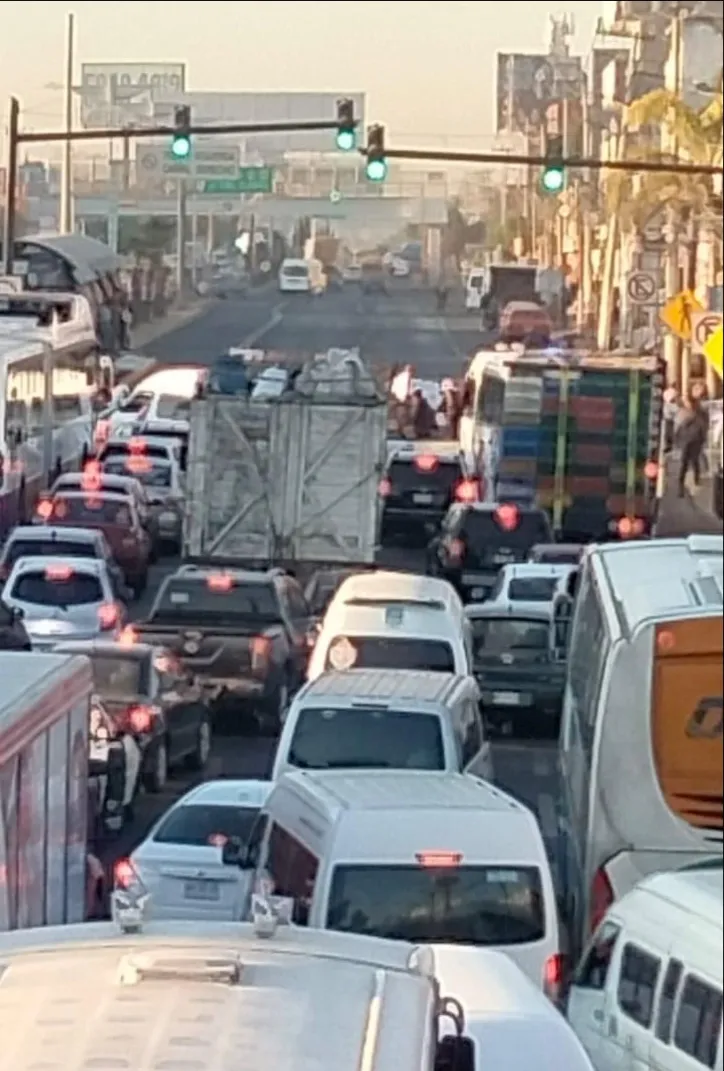 Cierre de gimnasio en Tecámac provoca protesta en la carretera México-Pachuca